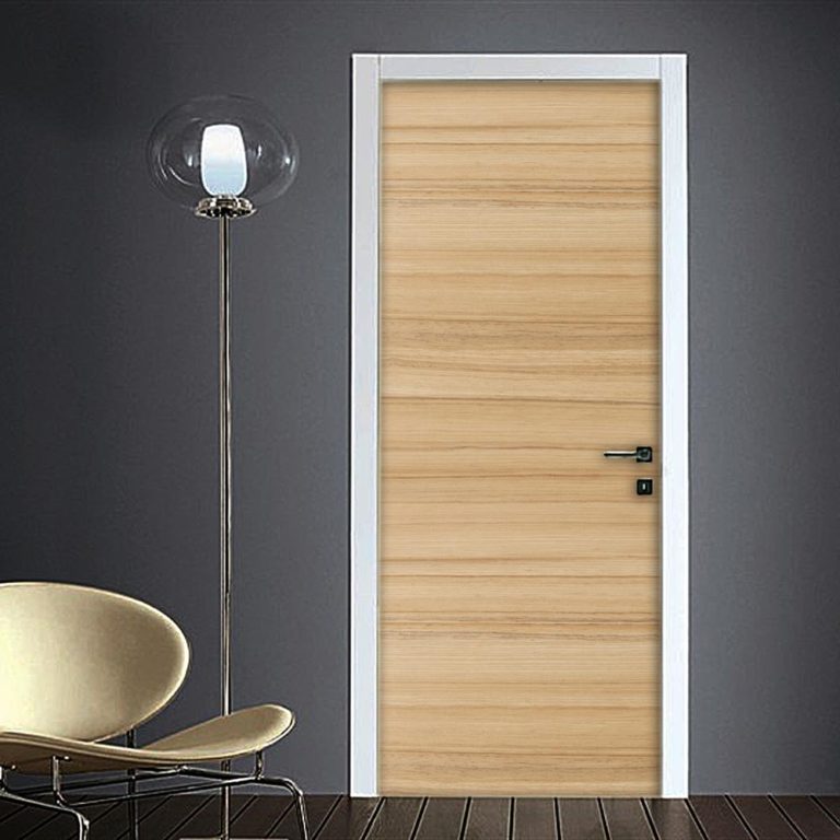 Effetto legno chiaro rivestimento porta e mobili