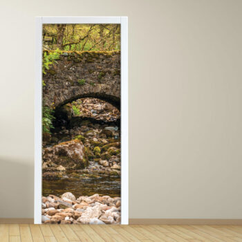 Adesivo per porta con ruscello con ponte in pietra foresta
