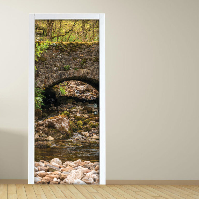 Adesivo per porta con ruscello con ponte in pietra foresta